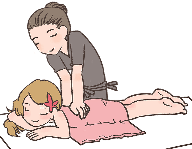 massage-thai-masseur-masse-dos-femme-allongee